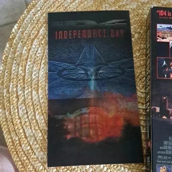 Movie VHS INDEPENDENCE DAY WITH SIGNED HOLOGRAM CARD - Picture 4 of 5
